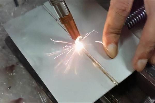 手持式激光焊接機(jī)與傳統(tǒng)焊接機(jī)比有什么優(yōu)勢(shì)？